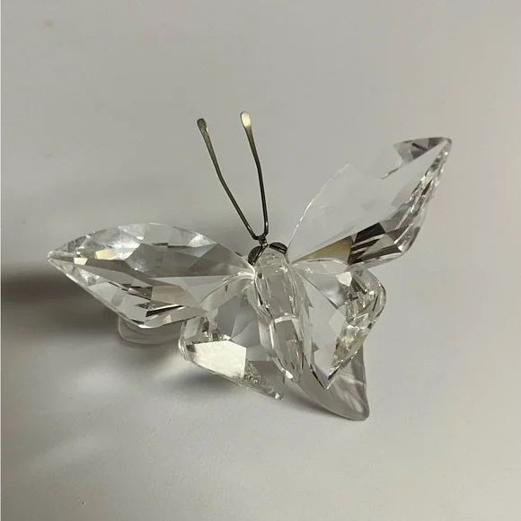 Swarovski Crystal Butterfly on Frosted Leaf Figurine. - Picture 2 of 6